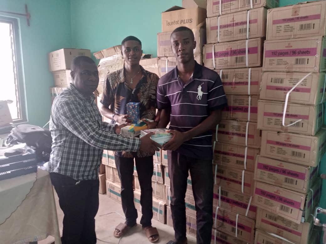 Kloto/Rentrée scolaire 2023-2024 : L’ONG FAM-Togo distribue de fournitures scolaires à ses filleuls de Kpalimé et du canton de Kuma 1 le coordonnateur gauche remet le kit a un beneficiaire