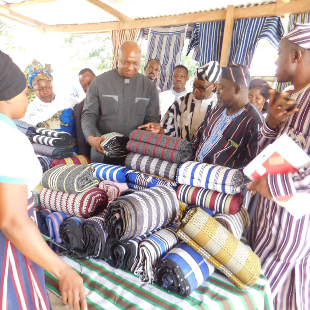 10 Des officiels visitant un stand dexposition vente de pagnes traditionnels