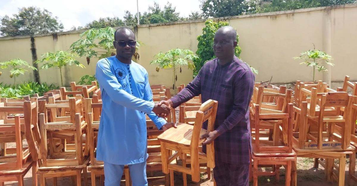 39 Le prefet Douti remet symboliquement un kit de formation au superviseur Yele Essohana a gauche 11