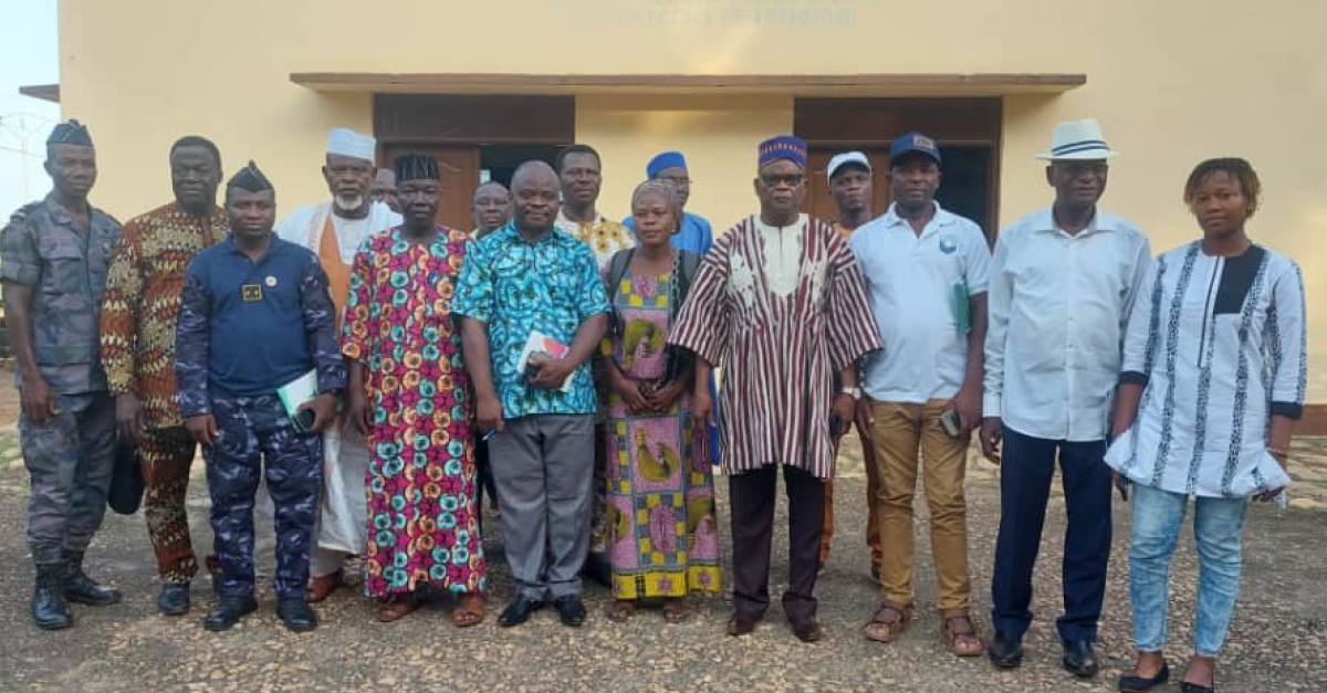 39 Le prefet Douti remet symboliquement un kit de formation au superviseur Yele Essohana a gauche 12