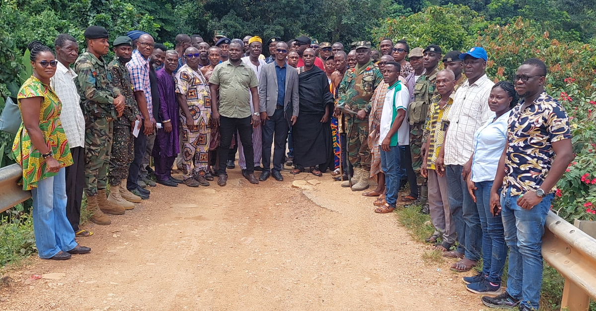 Kloto/réaffirmation des frontières terrestres Togo-Ghana : les populations riveraines sensibilisées à Kametonou 1 39 Le prefet Douti remet symboliquement un kit de formation au superviseur Yele Essohana a gauche 13
