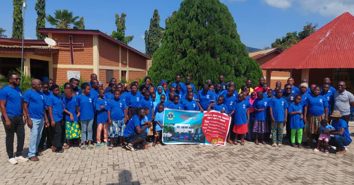 39 Le prefet Douti remet symboliquement un kit de formation au superviseur Yele Essohana a gauche 14