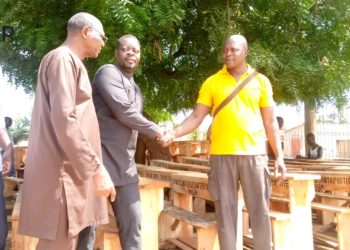 Atop.tg Wacem offre des tables bancs aux etablissements scolaires de la commune Yoto1