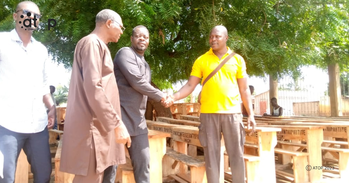 Atop.tg Wacem offre des tables bancs aux etablissements scolaires de la commune Yoto1