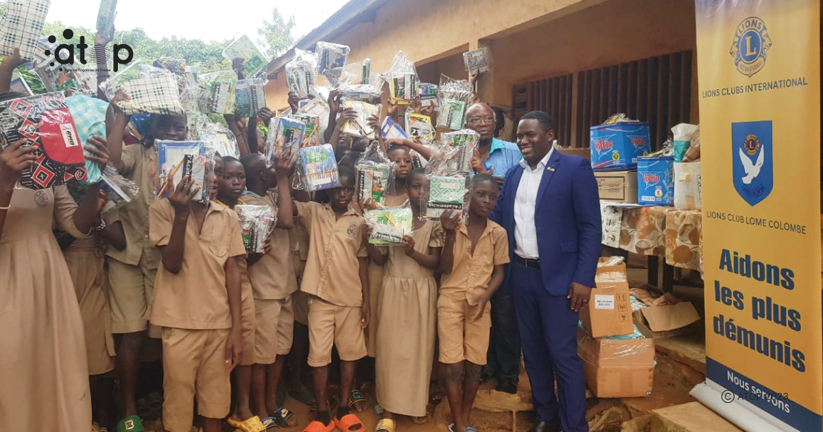 Atop.tg Don de kits scolaires et de materiel didatiques aux eleves et enseignants de lEPP Cebevito