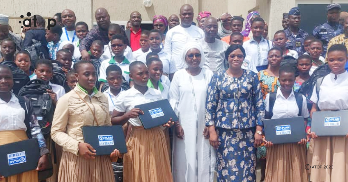 Atop.tg La ministre Apedoh Anakoma prime les meilleures filles aux examens du secondaire dans la region Centrale 1