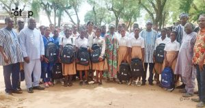 Atop.tg La ministre Apedoh Anakoma prime les meilleures filles aux examens du secondaire dans la region Centrale 2