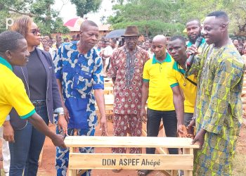 Yoto/L’association ASPEF fait don de table-bancs au Lycée d’Ahépé