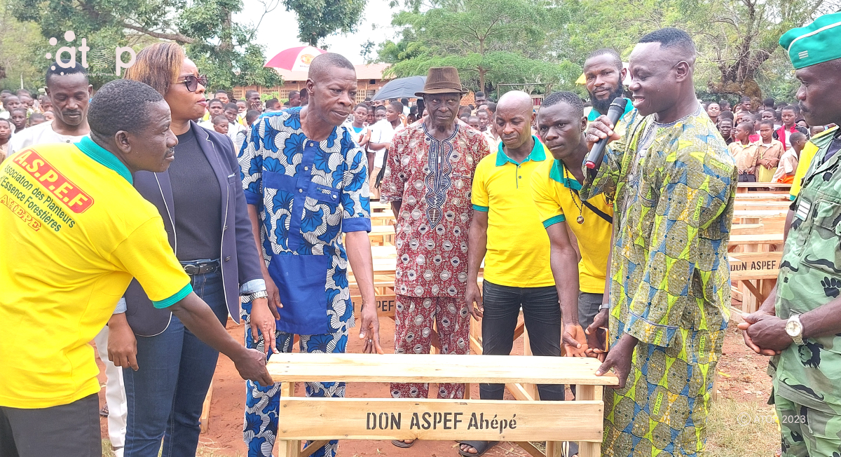 Atop.tg Lassociation ASPEF fait don de table bancs au Lycee dAhepe