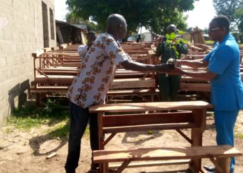 Est-Mono/Education:  L’association pour l’amitié et le jumelage entre Elavagnon et Secondigny en France offre des tables-bancs aux établissements scolaires de la localité