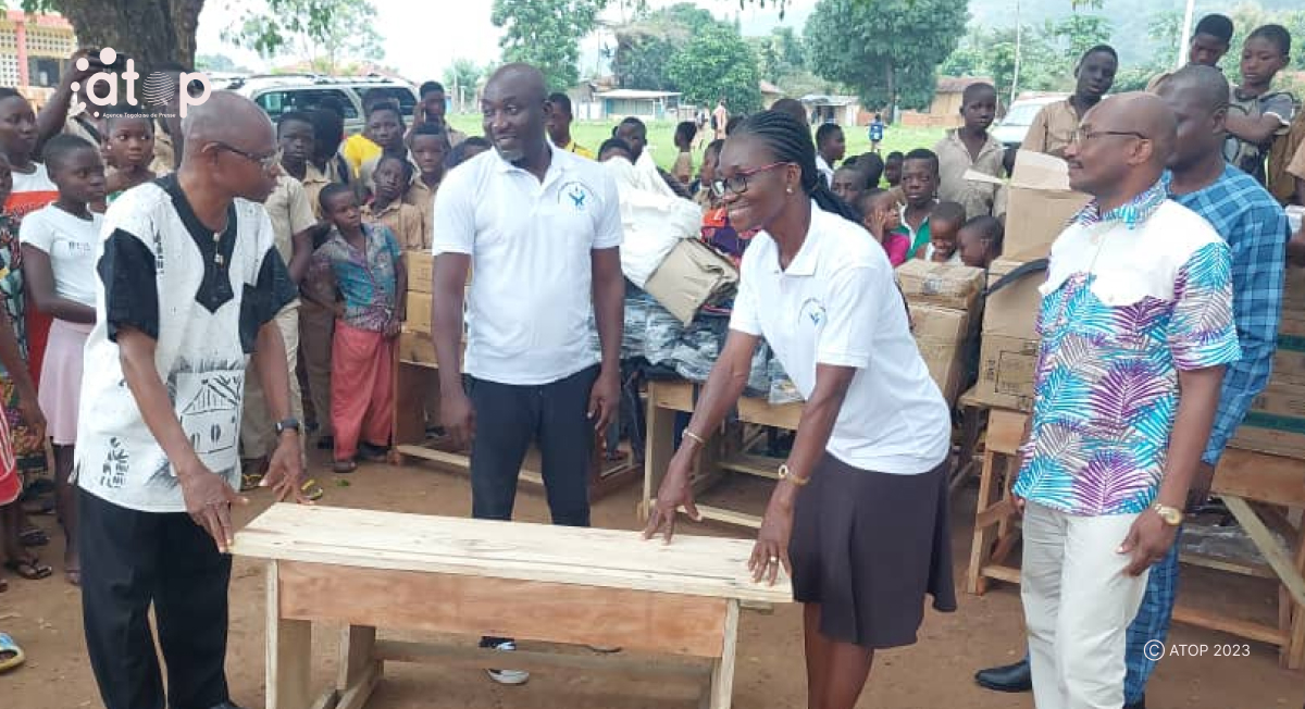 Atop.tg des tables bancs aux etablissements scolaires et des kits scolaires aux eleves de Lavie