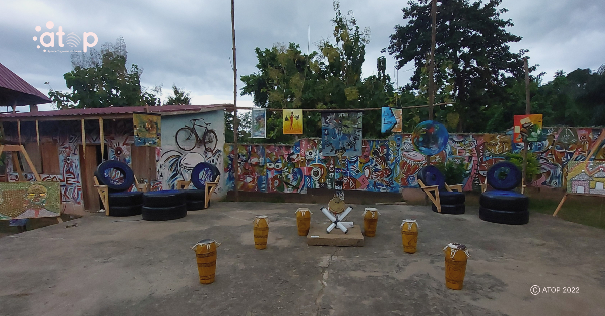 Atop.tg huit artistes plasticiens de plusieurs pays valorisent des objets de recuperation