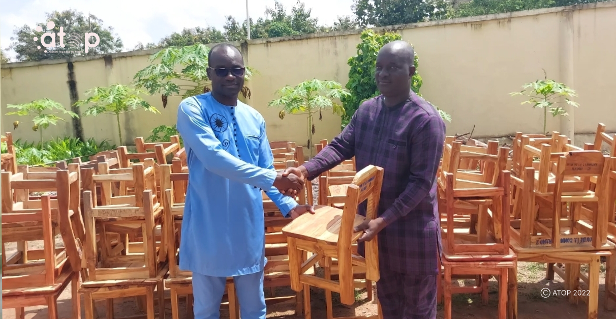 Atop.tg trois cents tablettes et chaises offert aux jardins denfants