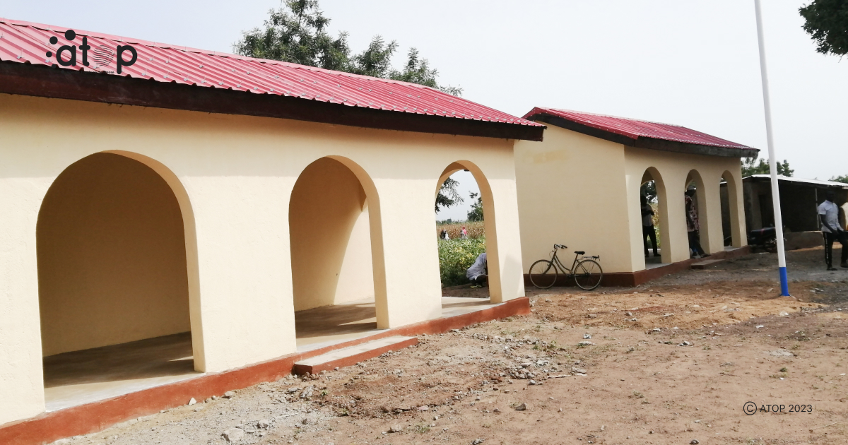 Atop.tg trois hangars et un bloc latrines receptionnes au marche de Samomonie