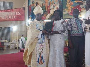 La bible remise a Mgr