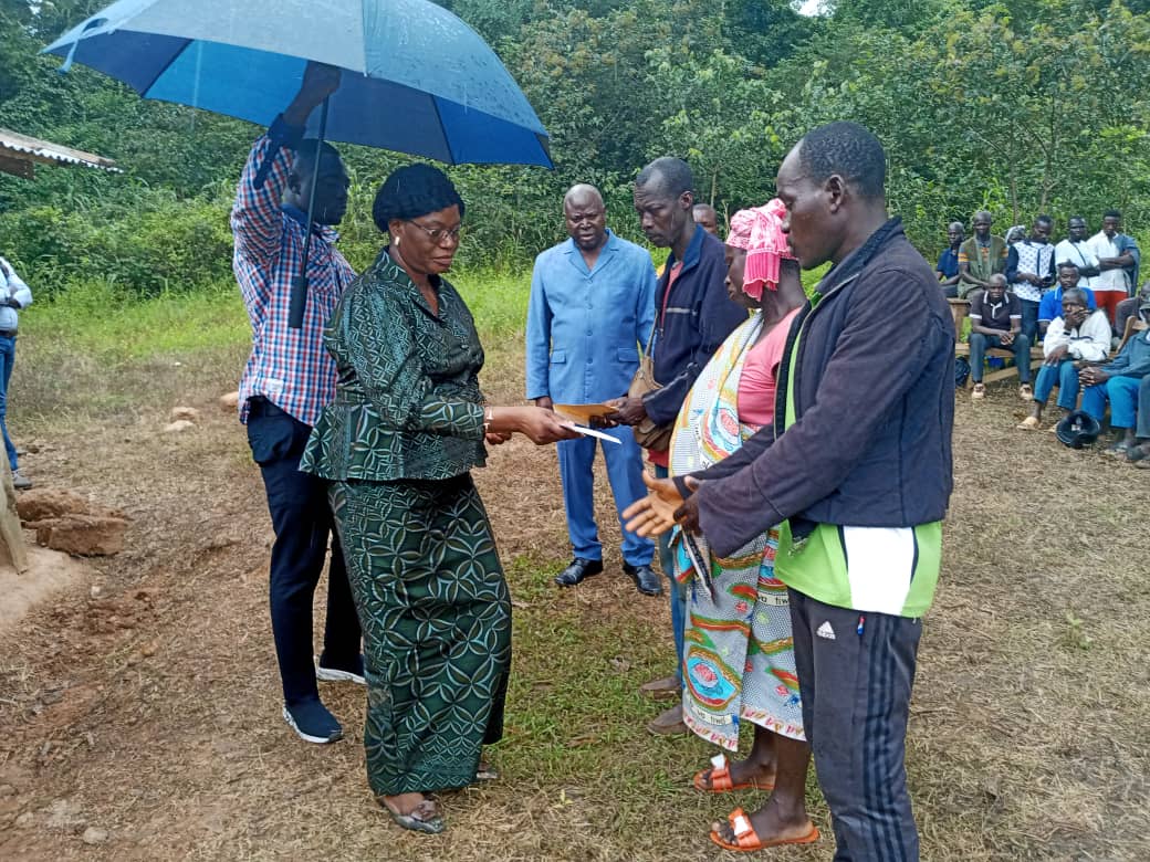 La ministre Apedo Anakoma remettant les enveloppes aux beneficiaires