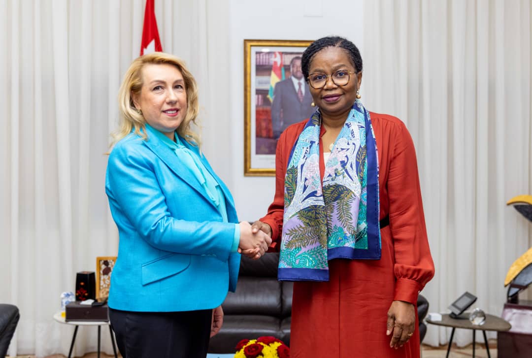 L'ambassadeur de la République de Turquie chez le Premier ministre 1 Le Premier ministre a droite et Mme Muteber Kilic