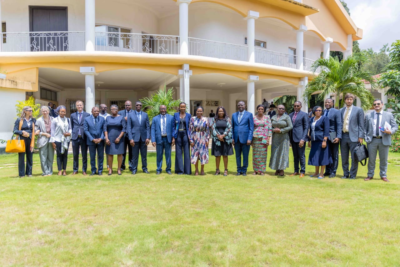 Mme le Premier ministre 10e de la droite avec des ministres et la delegation de la BM