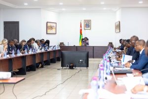 Mme le Premier ministre de face au fond preside les travaux