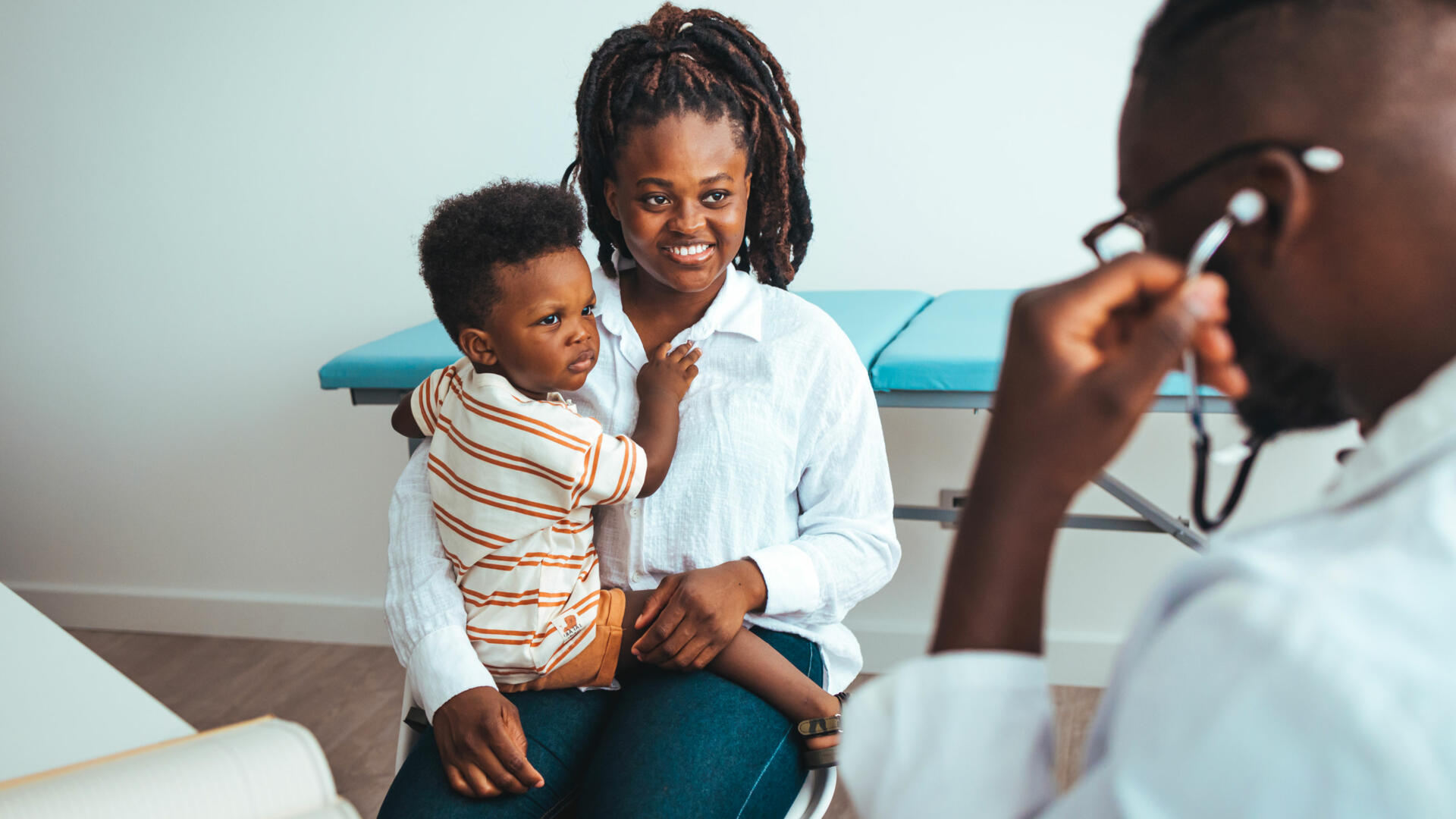 Assurance maladie universelle effective au Togo en 2024 : De la nécessité pour la population de comprendre et d’adhérer massivement à ce régime d’assurance 1 Une patiente et son enfant nont pas hesite a se faire consulter
