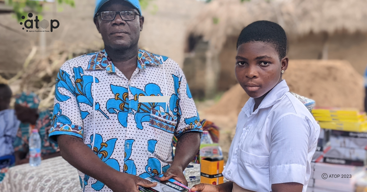 Atop.tg 150 eleves ont recu des kits scolaires et 8 etablissements de materiels didactiques