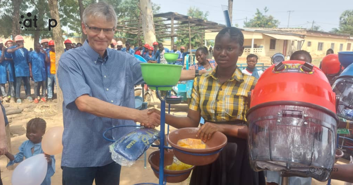 Atop.tg LONG Fi Bassar offre des kits dinstallation aux artisans vulnerables et un emetteur a la radio Dawul 2
