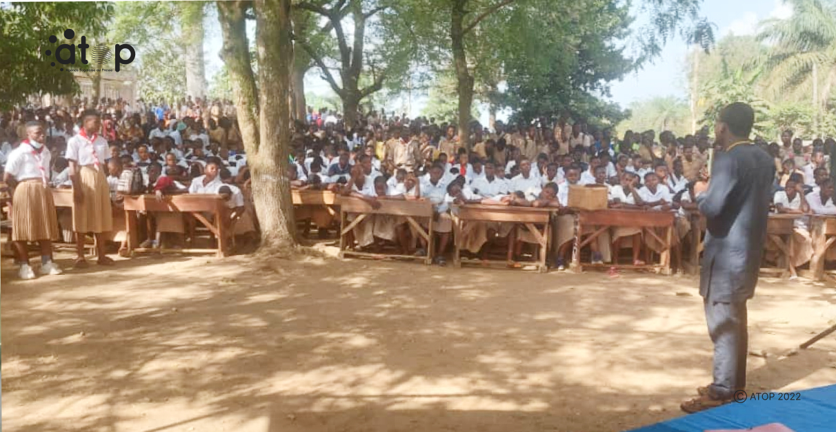 Atop.tg Les eleves attentifs au message de M. Senyikey