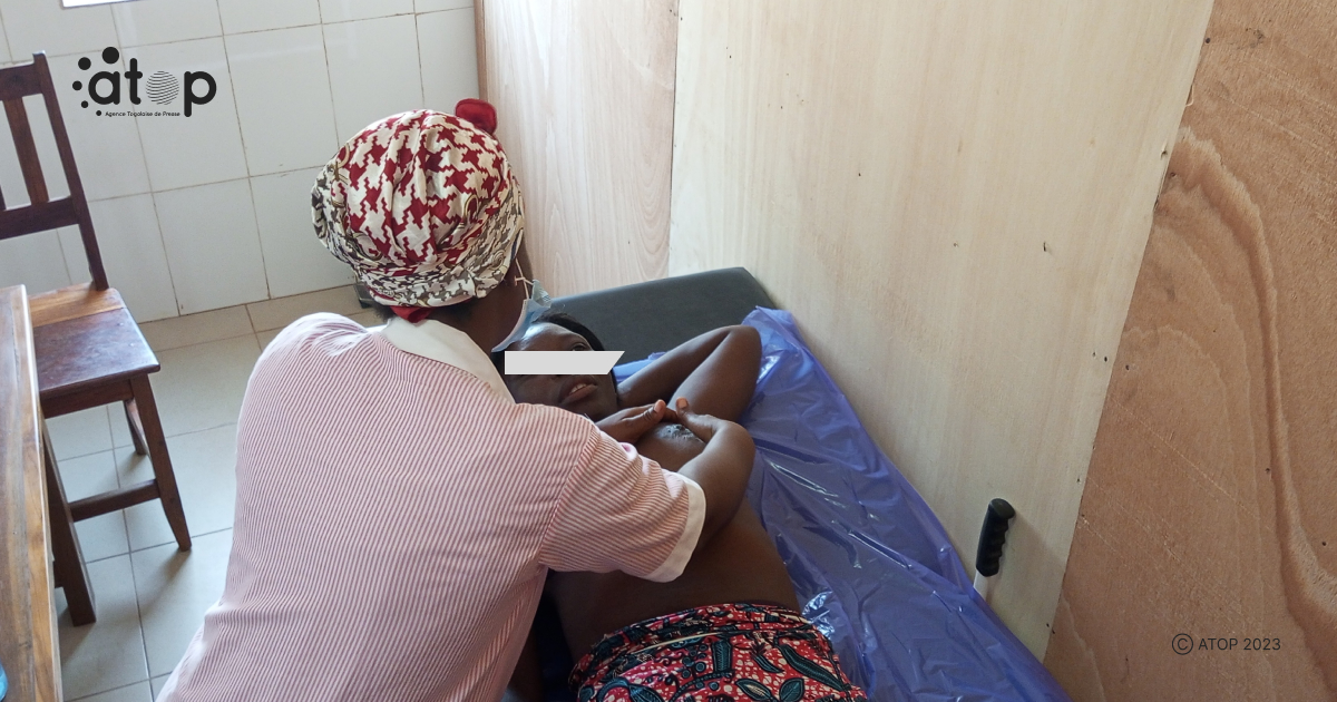 Dossier: Le cancer du sein, un problème de santé publique au traitement coûteux 1 Atop.tg Une seance de sensibilisation couplee de depistage organisee a Niamtougou