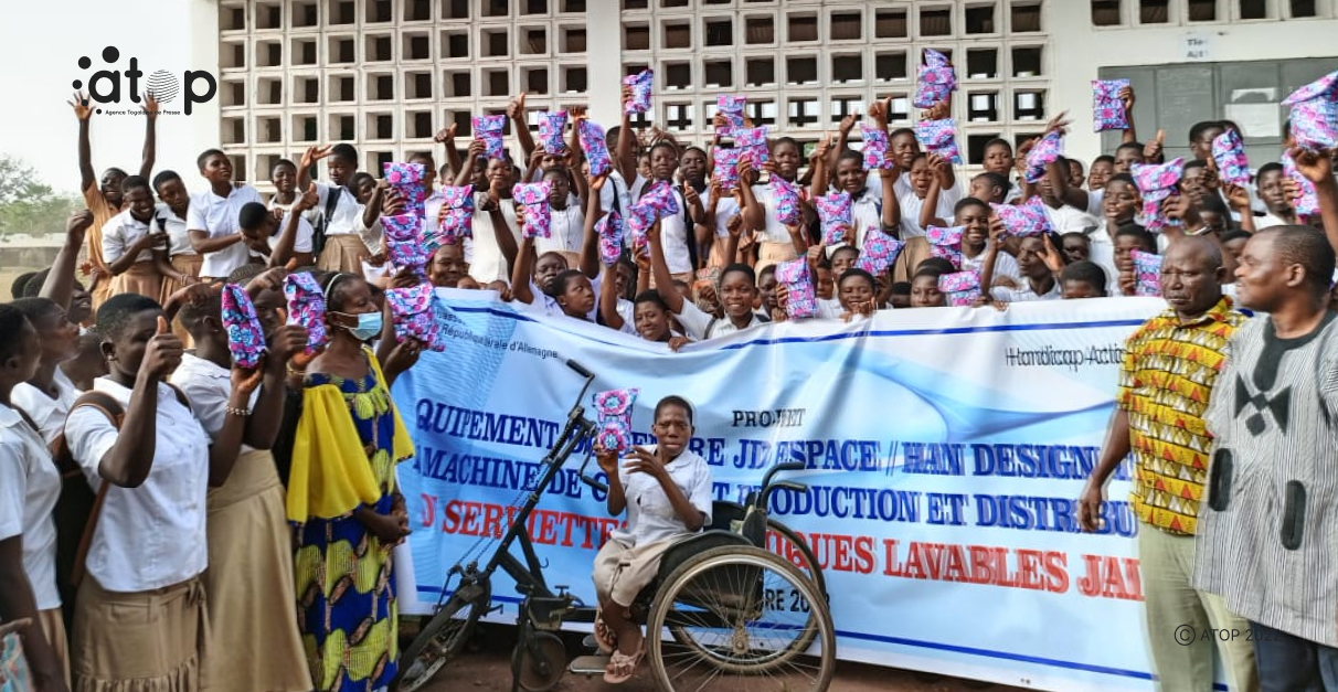 Atop.tgg Des serviettes hygieniques lavables offertes aux jeunes filles eleves des lycees Aouda et Tchebebe