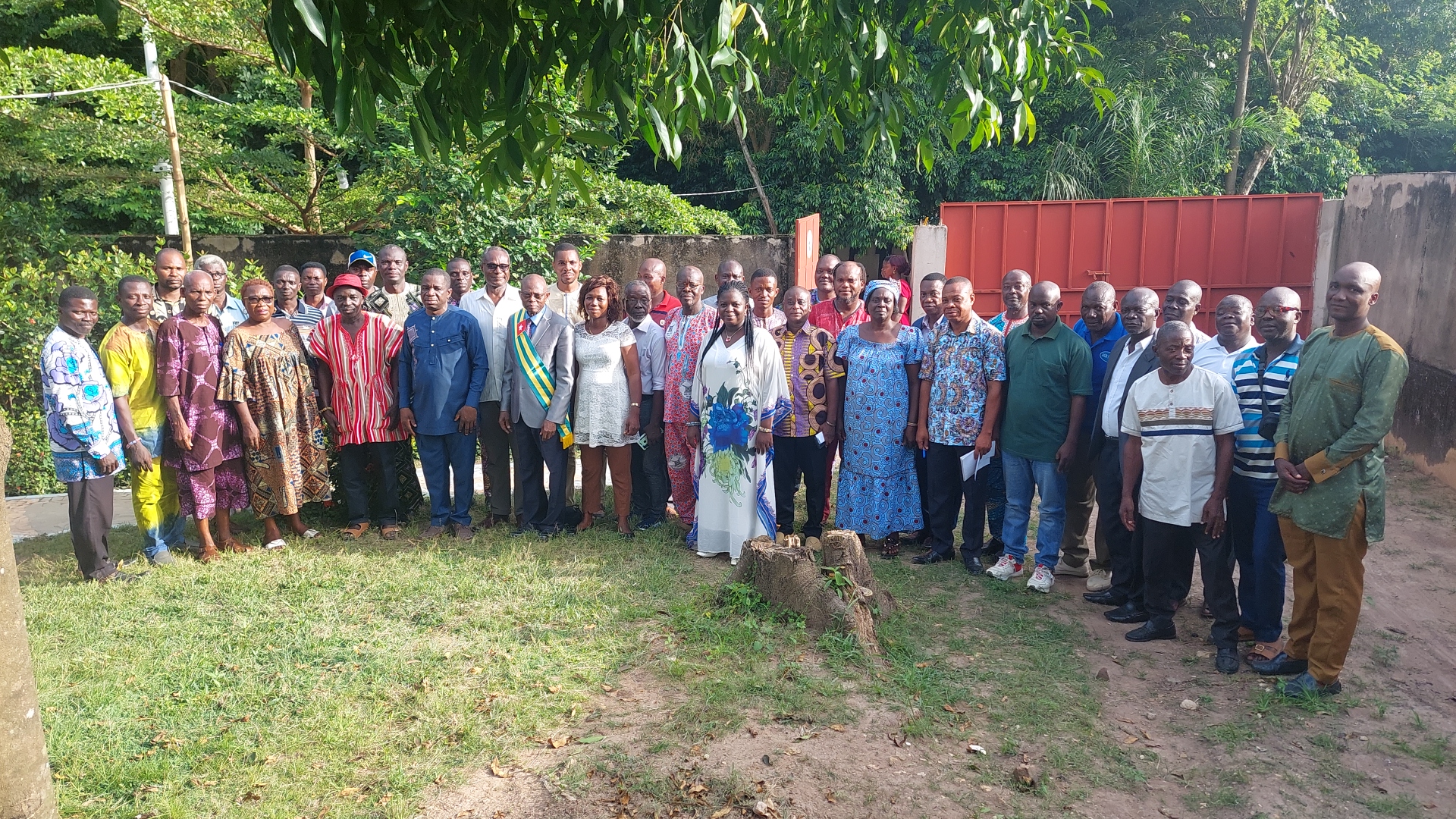 Les cadres et la municipalité échangent sur le développement de la commune de Kloto 2 1 Cadres de la commune les offciels conseillers et le maire pour la photo souvenir