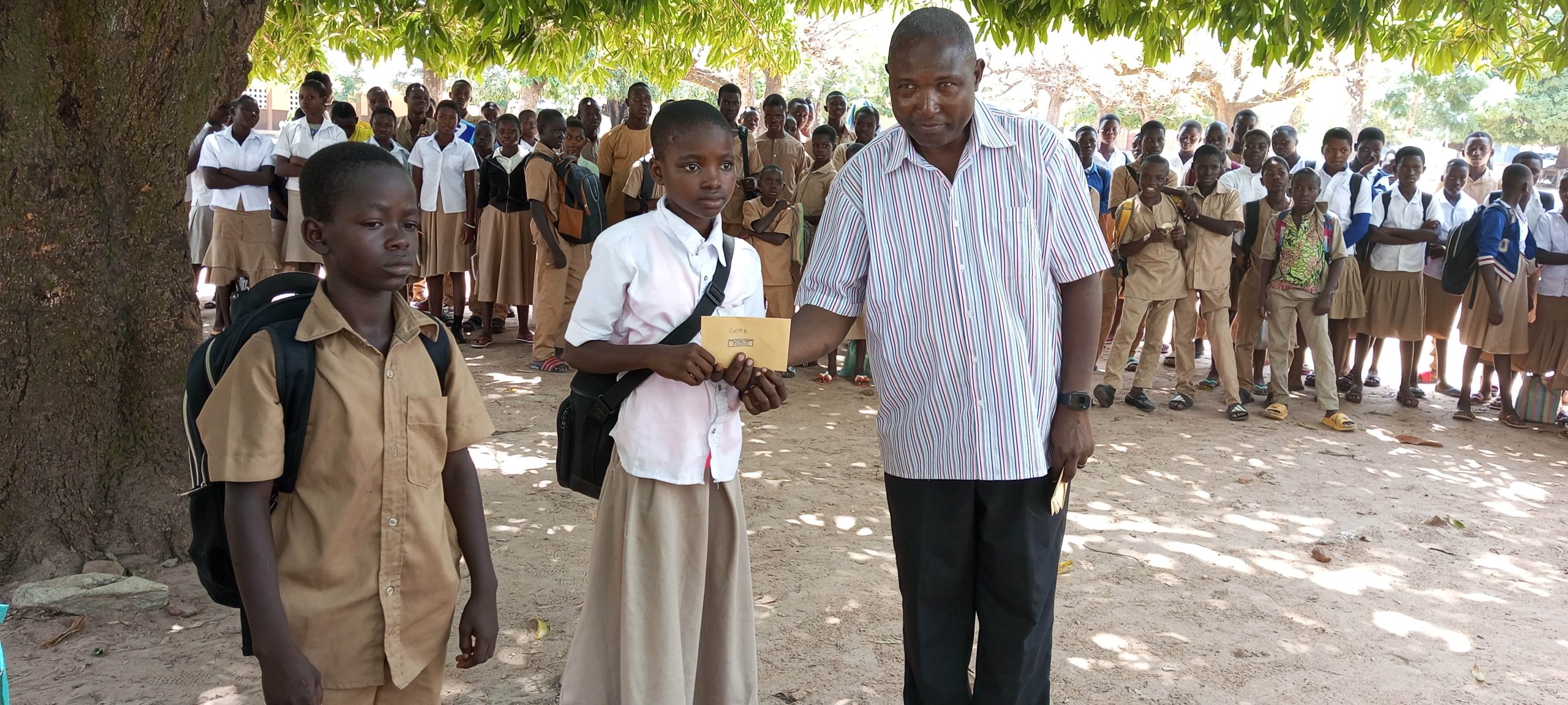Le proviseur du lycee Siou remettant le prix a une laureate min scaled