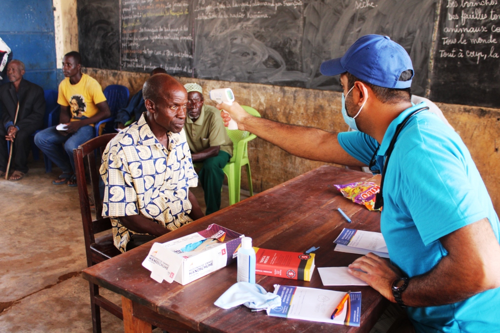 Medecin generaliste consultant un patient