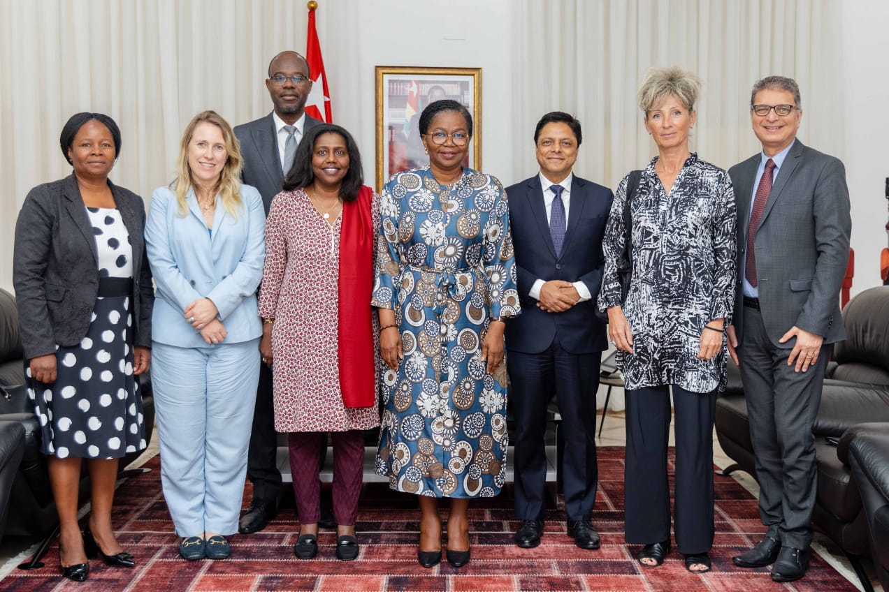Le premier ministre a reçu une délégation du conseil du cadre intégré renforcé 1 Mme le Premier ministre 4e de la droite avec la delegation du CIR. M. Jonhson seul a larriere plan