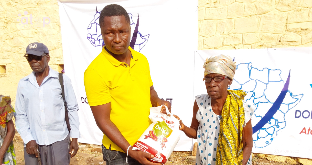 Atop.tg la societe Yessan fait don des kits alimentaires a plus 300 veuves et personnes agees a Atakpame