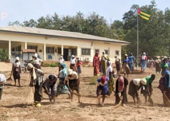 Assainissement :  L’association des jeunes brodeurs de Tchamba nettoie des lieux publics