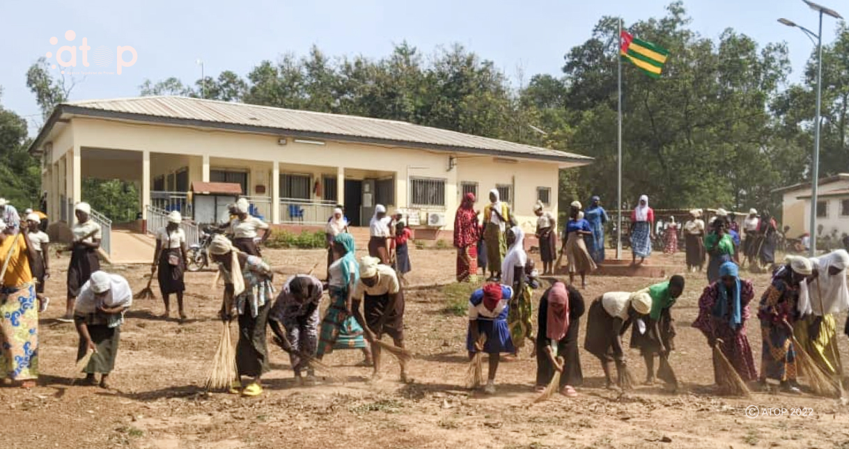Atop.tg Lassociation des jeunes brodeurs de Tchamba nettoie des lieux publics