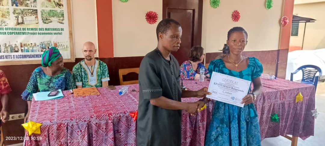 Le secretaire general remet a une recipiendaire son attestation