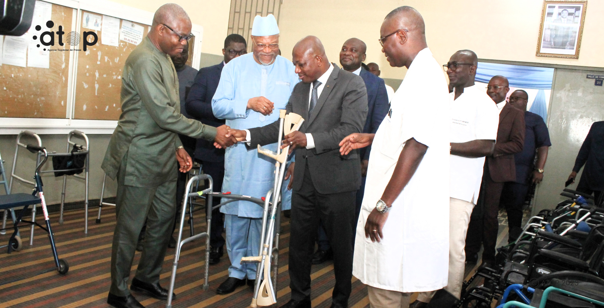 Les ministres remettant le materiel au DG CHU SO med Lt Col Agbogbli