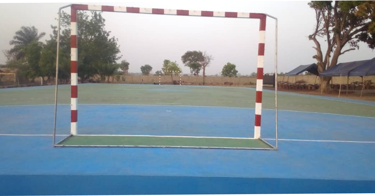 Doufelgou/promotion des championnats scolaires et universitaires : le lycée de Niamtougou doté d’un terrain de handball aux normes standard 1 39 Le prefet Douti remet symboliquement un kit de formation au superviseur Yele Essohana a gauche 161