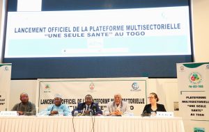 SANTE 3 Les officiels lors du lancement.jpg one health min