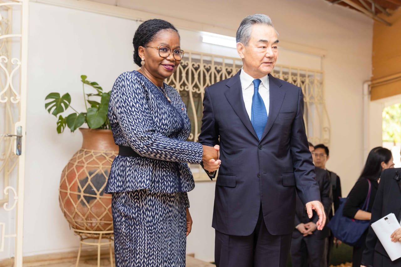 Diplomatie : le Premier ministre a présidé une séance de travail entre une délégation chinoise et togolaise 1 Mme le Premier ministre et le ministre chinois des Affaires etrangeres en marge des travaux