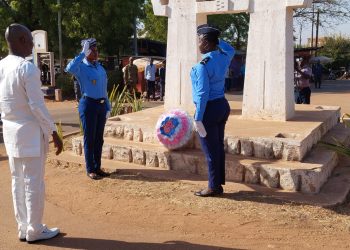 Tone/50e anniversaire de l’attentat de Sarakawa: une gerbe de fleurs déposée au monument des martyrs à Dapaong