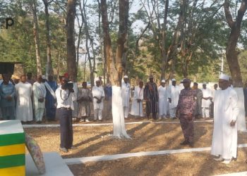 Tchaoudjo/50è anniversaire de l’attentat de Sarakara : Le préfet Col. Mompion Matéindou a déposé une gerbe de fleurs à Sokodé