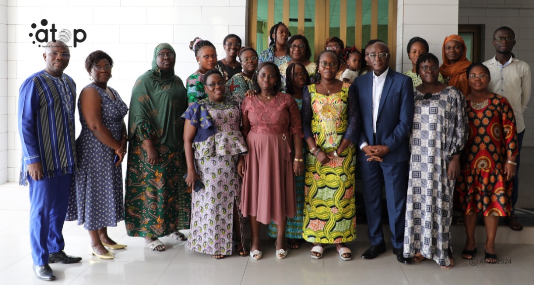 Atop.tg Des membres de l ASSAFETO prennent connaissance du guide communautaire sur la sante sexuelle et reproductive