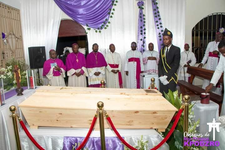 Les eveques se recueillent devant la depouille mortelle de Mgr Kpodzro