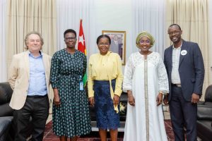 Mme le Premier ministre milieu avec la delegation du RONGITO