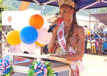 Wawa: La Miss-Togo Nathalie Yao-Amuama présente sa couronne à la population de Badou