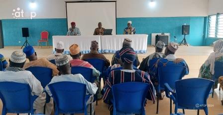 26 Vue partielle des participants et de la table dhonneur a la rencontre de Tchamba 2