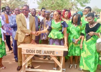 Tandjouaré: le personnel féminin de l’ANPE offre  des tables-bancs à l’EPP Djabdawour