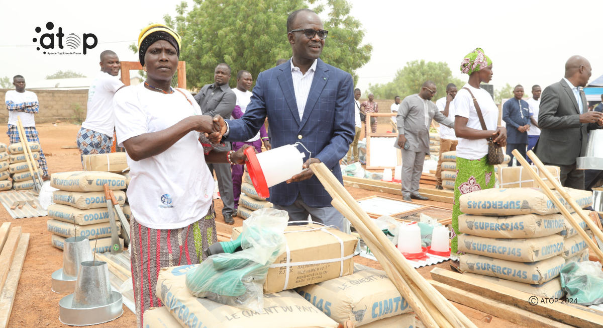 Tone : des paysans bénéficient de matériaux de construction, équipements d’élevage et de chèques 1 Atop.tg des paysans beneficient de materiaux de construction equipements delevage et de cheques